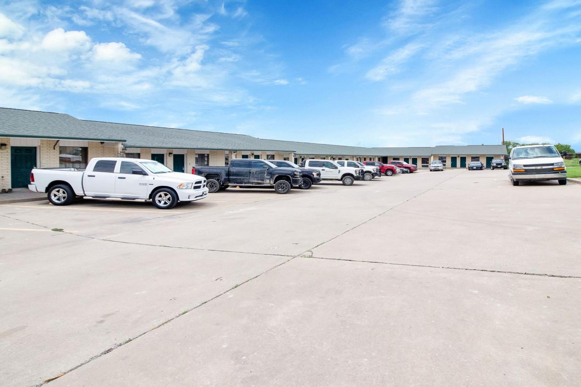 Three Rivers Executive Inn & Suites By Oyo Exterior foto