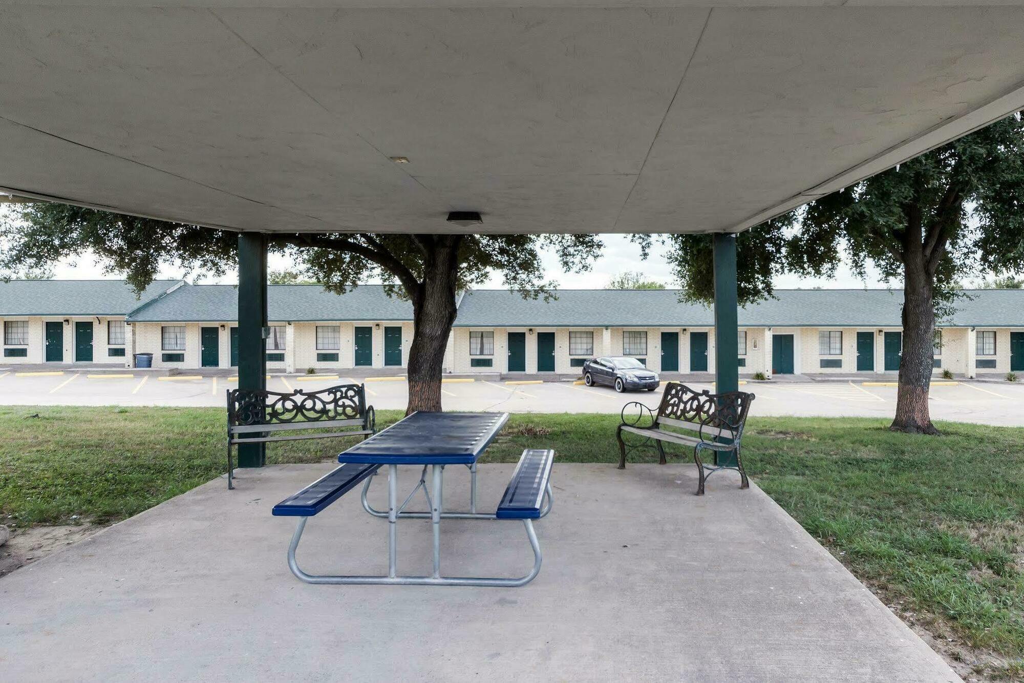 Three Rivers Executive Inn & Suites By Oyo Exterior foto